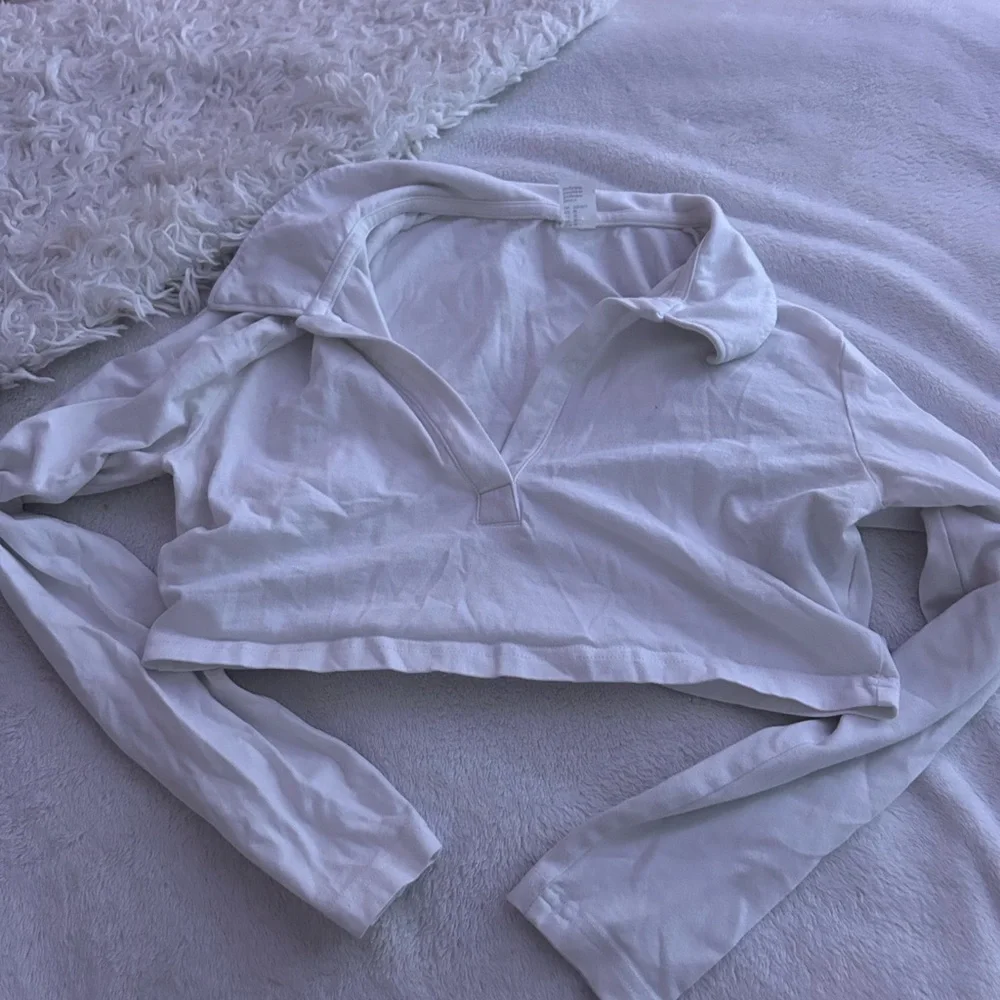 Cropped White Longsleeve - Picture 3 of 3